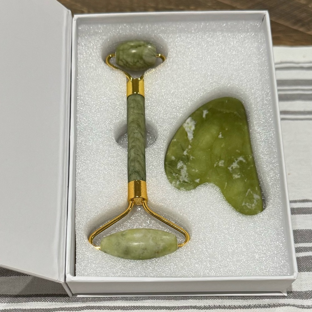 Jade Roller & Gua Sha Facial Beauty Kit. New in Box.